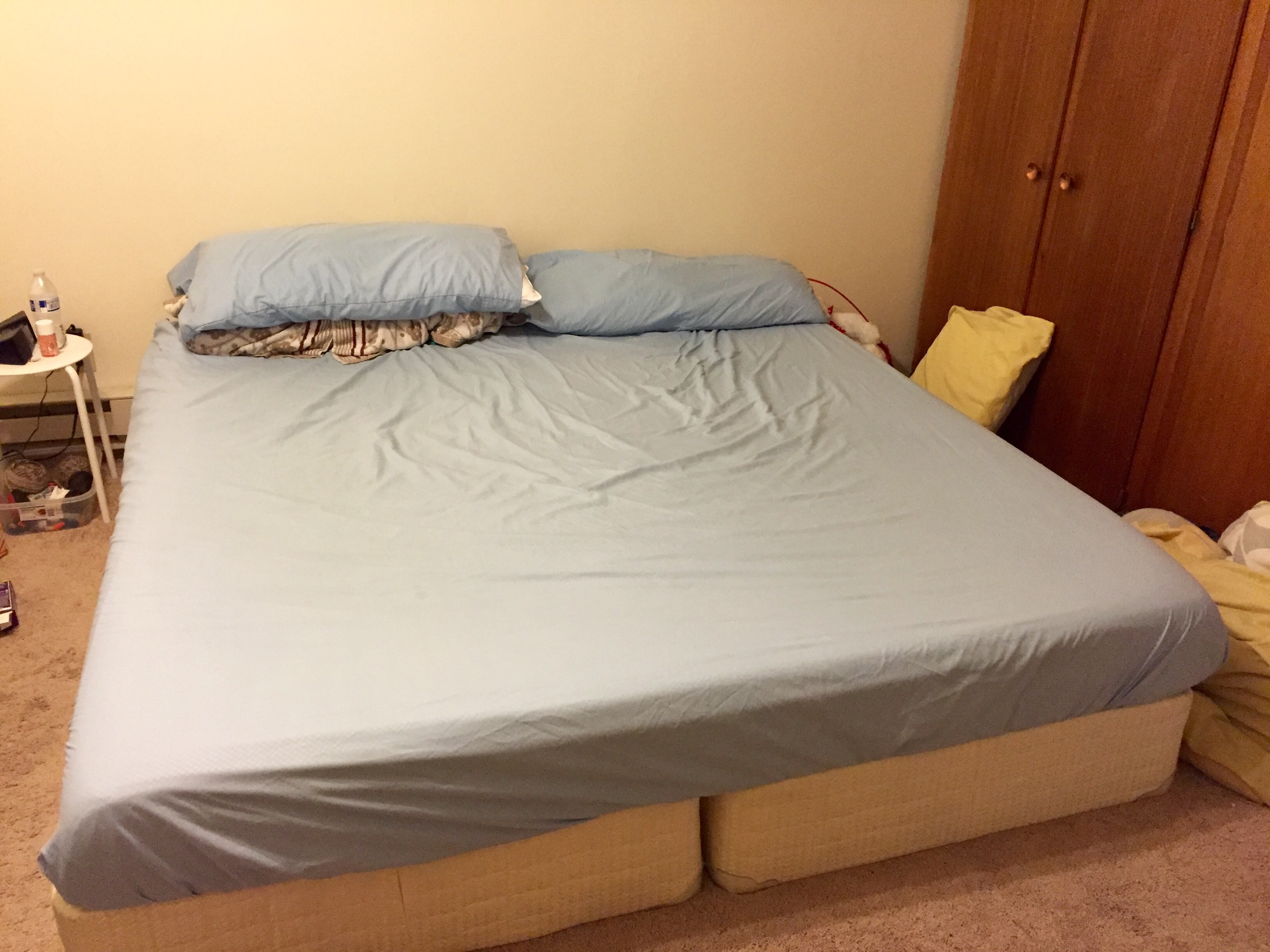 king size的记忆床垫加box，$299, 嫌矮的可以自己去单买床架，本来有的但是床下积灰不好打理就处理了。床垫 ...