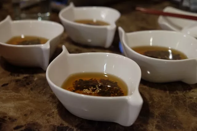 特制的油碟 香气扑鼻  蘸着食材吃让口感更加丰富