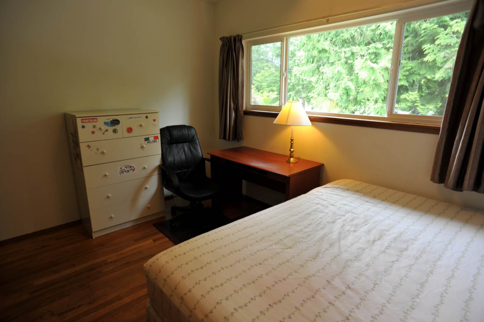 楼上房间照片 楼下房间还没空 未拍