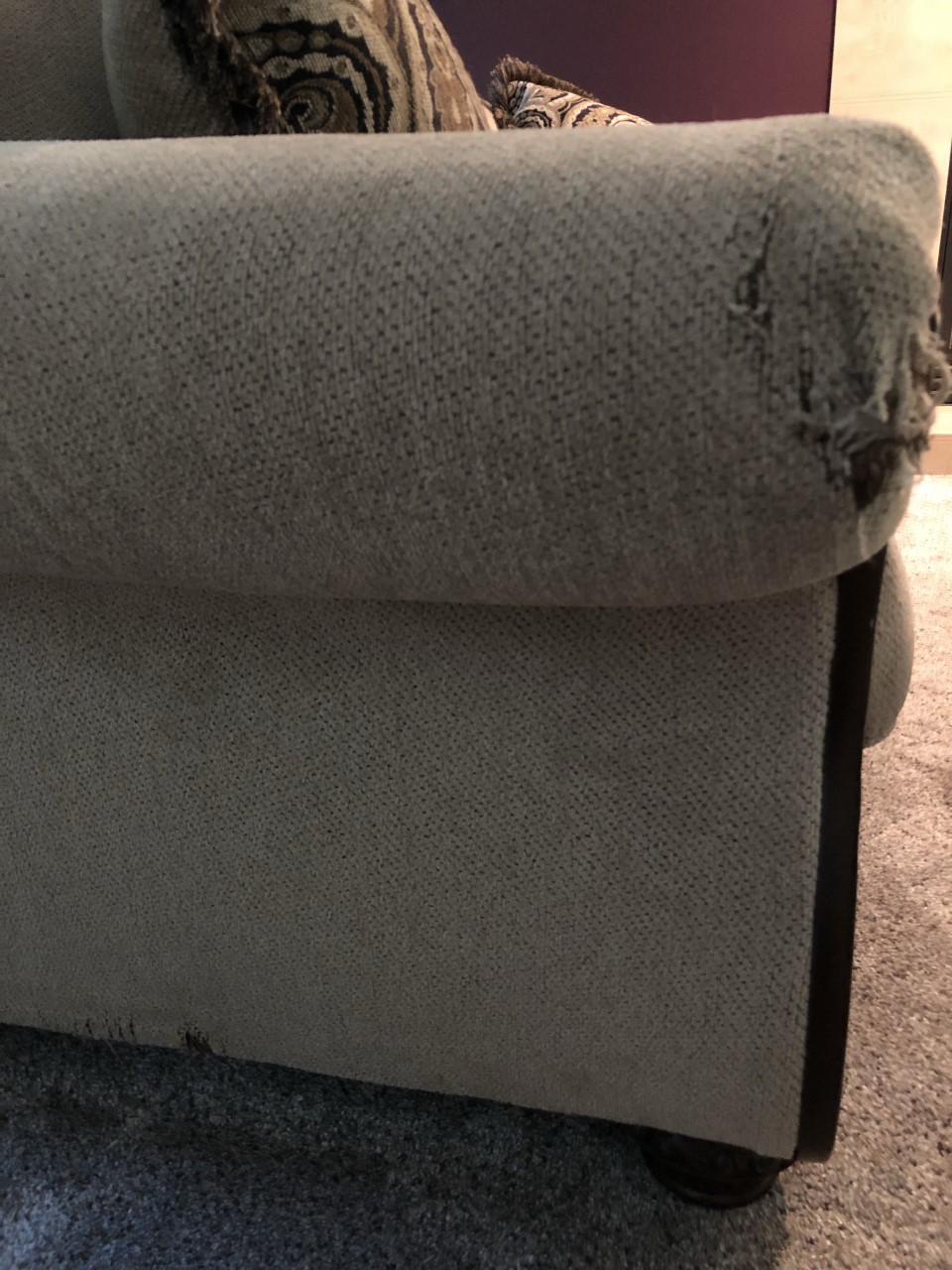 沙发扶手处破损