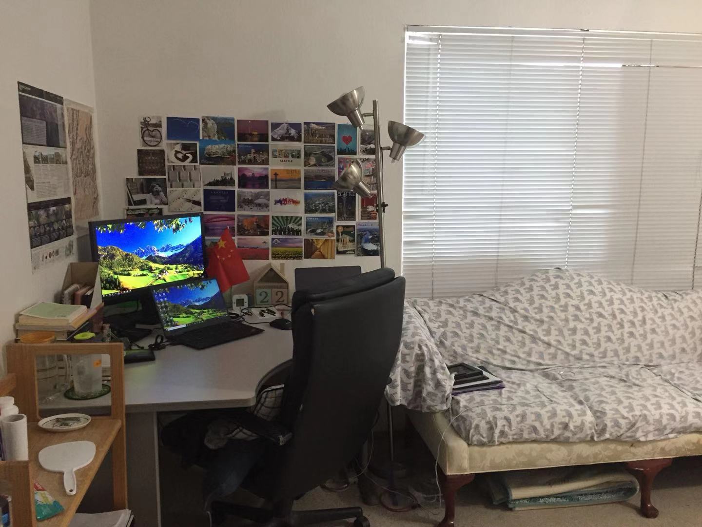 书桌、椅子、陈物架 (房屋自有)