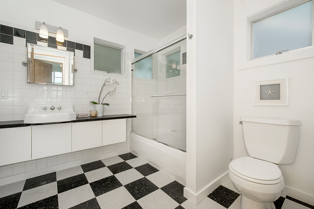 2nd floor bathroom 2.jpg